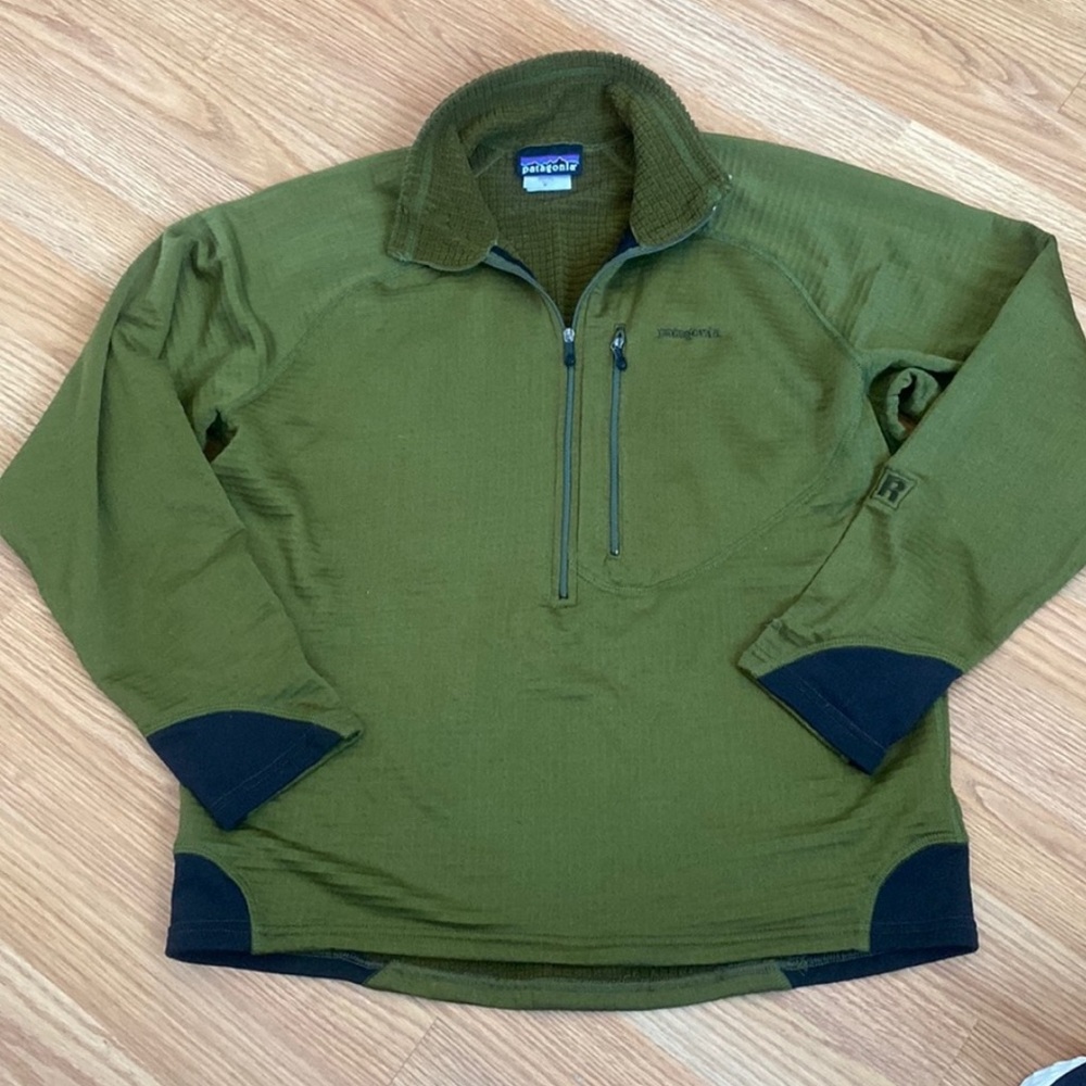 Men’s zip up pullover. Great condition. Runs smaller than a medium.